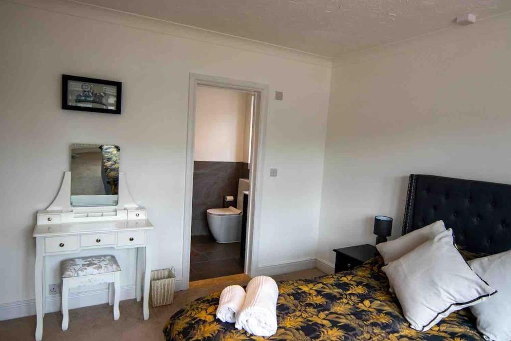 1 Bedroom Self Contained Apartment In Christchurch Винктон Экстерьер фото