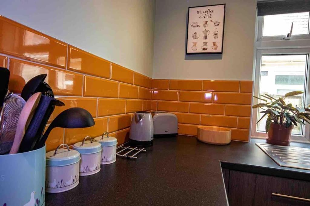 1 Bedroom Self Contained Apartment In Christchurch Винктон Экстерьер фото