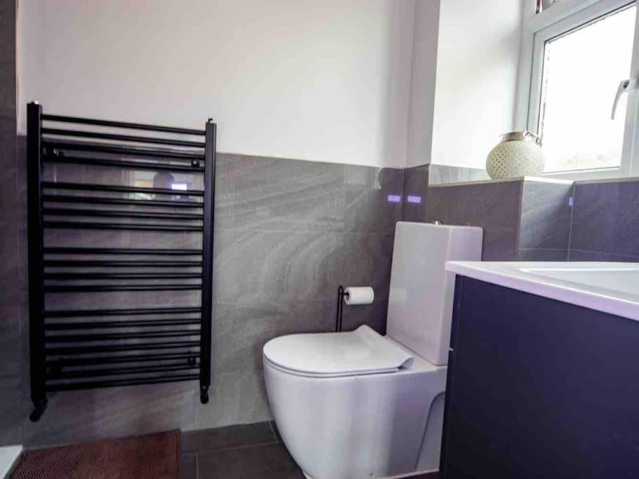 1 Bedroom Self Contained Apartment In Christchurch Винктон Экстерьер фото