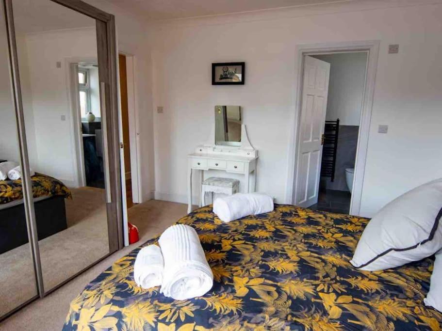 1 Bedroom Self Contained Apartment In Christchurch Винктон Экстерьер фото