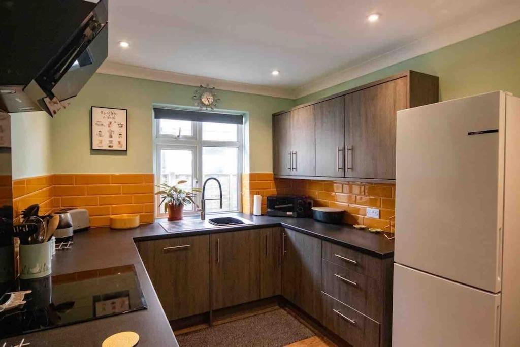 1 Bedroom Self Contained Apartment In Christchurch Винктон Экстерьер фото