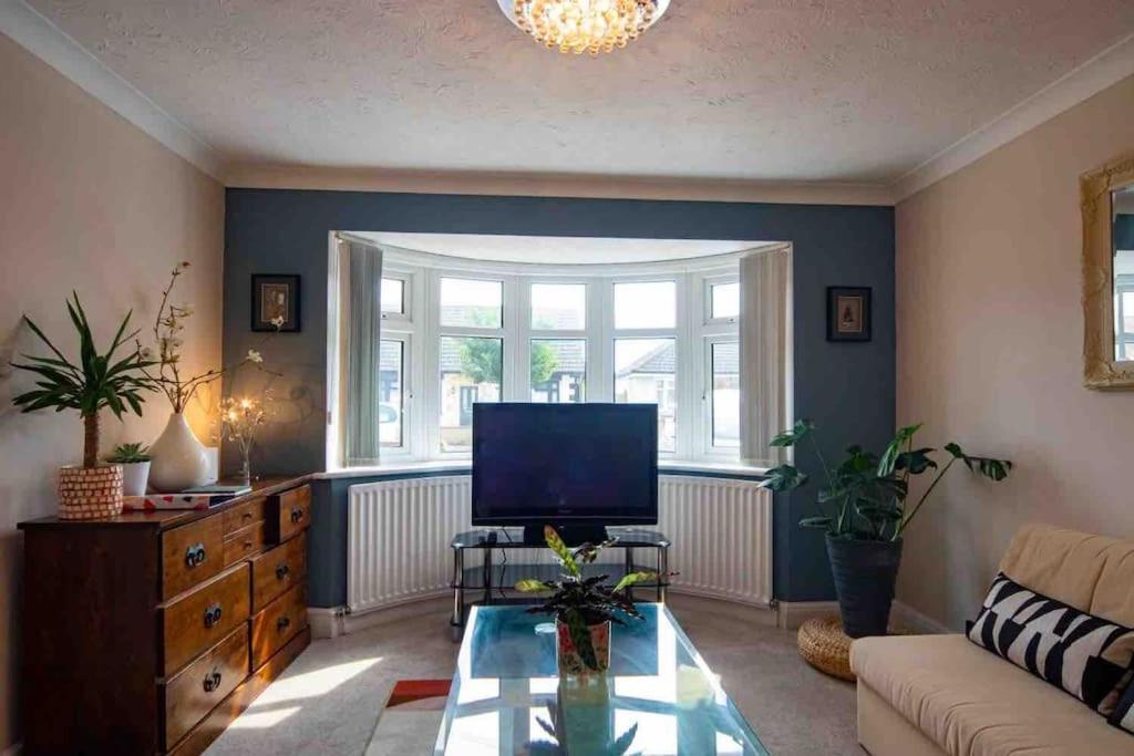 1 Bedroom Self Contained Apartment In Christchurch Винктон Экстерьер фото
